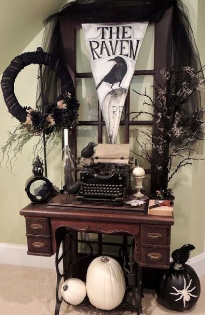 35 Beautiful Vintage Halloween Décor Ideas | DigsDigs Diy Halloween Home Decor, Halloween Bedroom, Hallowen Ideas, Elegant Halloween, Allen Poe, Edgar Allen Poe, Vintage Halloween Decorations, Halloween Displays, Halloween Vintage