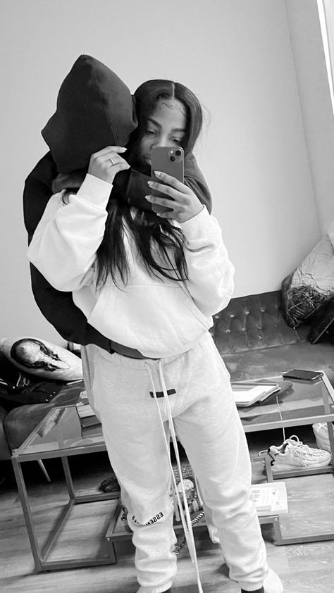 Couple Black Picture Ideas, Mirror Pictures Couples Black, Matching Couple Poses, Cute Pictures With Boyfriend Pic Ideas, Cute Pictures To Take With Boyfriend Couple Goals, Black Outfit Couple Relationship Goals, Instagram Post With Boyfriend, Cute Pop Out Pictures Couples, Pictures To Remake With Boyfriend