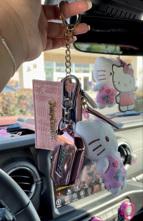 Hello kitty pink keychain jeep juicy couture Hello Kitty Cat Accessories, Hello Kitty Car Keys, Pink Car Keys Aesthetic, Car Decorations Interior Hello Kitty, Pink Everything Girly, Pink Keychain Ideas, Pink Car Keychain, Hello Kitty Stuff Aesthetic, Juicy Couture Keychain