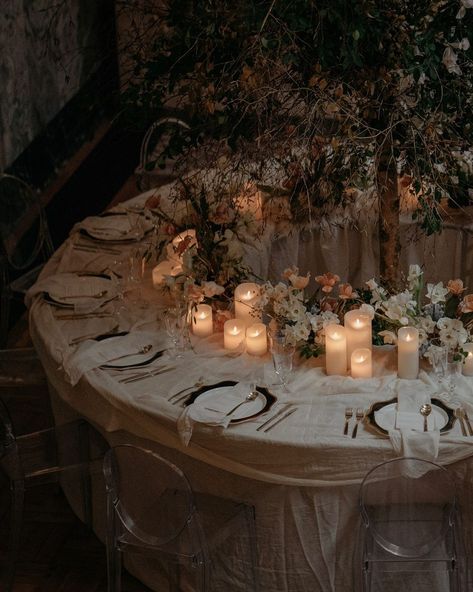 Wedding Planner & Stylist on Instagram: "Round tables with a difference ✨ 📷 @magdalenagorskaphotography" Circular Table Setting, Round Table Styling Wedding, Curved Table Wedding, Round Table Dinner Party, Circular Wedding Table, Modern Wedding Table Settings, Circle Wedding Table, Wedding Round Table Settings, Round Wedding Table Decorations