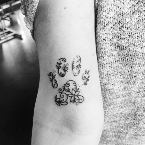 Paw Flower Tattoo, Paw Tattoo Dog, Tattoo Dog Paw, Tattoo Paw, Dm Tattoo, Dog Print Tattoo, Flower Tattoo Ideas, Dog Memorial Tattoos, Dog Paw Tattoo