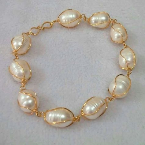 Pearl Bangles Gold, Antique Necklaces Design, Gold Jewelry Outfits, Gold Earrings Models, Fancy Jewelry Necklace, Modern Gold Jewelry, Pearl Jewelry Design, Beautiful Gold Necklaces, Pearl Necklace Designs