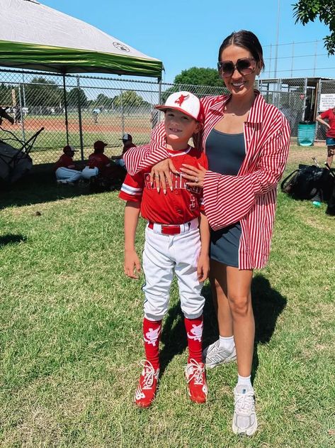 Baseball Mom Outfits Summer, Outfit Ideas Athletic, Travel Baseball Mom, Sports Mom Bag, Mom Outfit Ideas, Baseball Mom Outfits, Mom Outfits Fall, Athleisure Outfits Summer, Mom Outfit