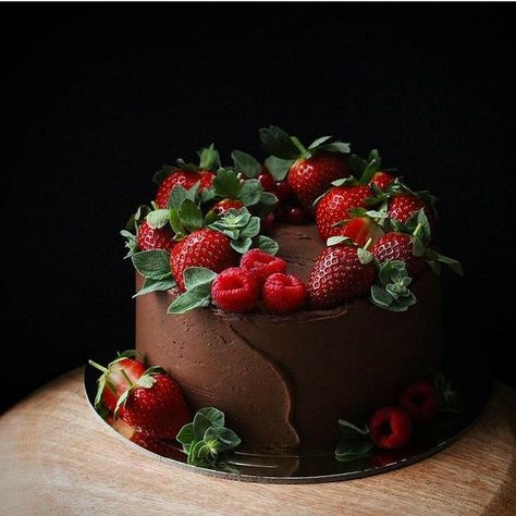 Giant Cupcake Recipes, Hot Chocolate Sauce, Giant Cupcake Cakes, Chocolate Cake Designs, God Mat, Crazy Cakes, Strawberry Cakes, Pretty Cakes, Creative Cakes