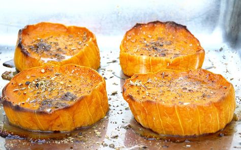 These butternut squash steaks are the perfect main course for a fall-inspired meal. Roasted Veggies In Oven, Butternut Recipes, Autumn Food, Vegetable Side Dishes Recipes, Vegan Potato, Roasted Squash, Vegan Gluten Free Recipes, Green Planet, Delicious Donuts