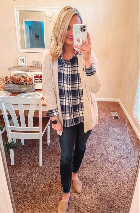 Collared Shirt Cardigan Outfit, Flannel Professional Outfit, Oversized Flannel Outfits Work, Plaid Work Outfit, Flannel Teacher Outfit, Flannel Shirt Outfit Women Work, Dress Up Flannel Shirt, Holiday Flannel Outfit, Flannel Womans Outfit