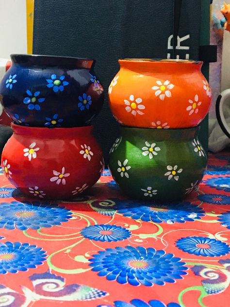 Small Matki Painting Ideas, Matka Decoration Pots, Small Pot Painting Ideas Creative, Small Pot Painting Ideas, Matki Painting, Matki Painting Ideas, Matka Decoration, Diy Kite Decorations, Matka Painting