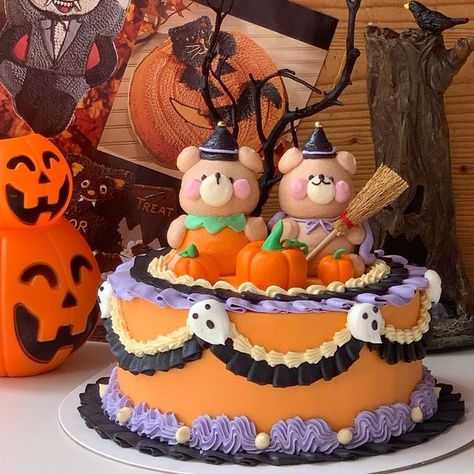 Halloween Korean, Korean Bakery, Cute Halloween Cakes, Korean Cakes, Pasteles Halloween, Baby First Birthday Cake, Spooky Food, Korean Cake, Salty Treats