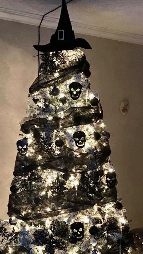 Halloween Black Christmas Tree Ideas, Black Christmas Tree Halloween, Goth Christmas Trees, Halloween Christmas Tree Decorations, Scary Christmas Tree, Halloween Xmas Tree Decorations, Gothic Xmas Tree, Black Christmas Tree Ideas Decorating, Gothic Christmas Tree Ideas