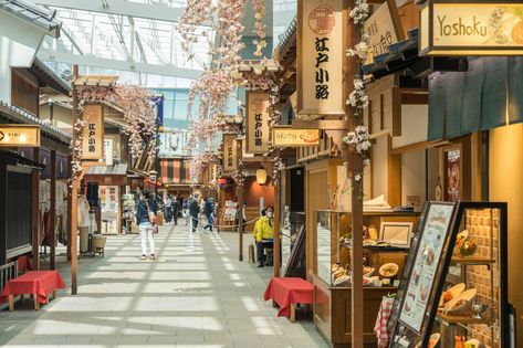 Where to eat and drink at Tokyo Haneda International Airport Tokyo Airport, Airport Food, Japan Tourist, Shopping Mall Design, Vegas Hotels, Kitchen Chores, Mall Shopping, Haneda Airport, Mall Design