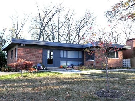 This mid-century brick home (1953) designed by Wright apprentice Ben Dombar, Cincinnati Ohio is a great example of how you can update a modern home WITHOUT painting the brick 70s Backyard, Mid Century Modern Curb Appeal, Mid Century House Exterior, Brick Ranch Exterior, Painted Brick Ranch, Mid Century Modern House Exterior, Red Brick House Exterior, Modern Exteriors, Modern Brick House