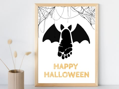 Embrace spooky season with this fun "Happy Halloween" printable! This adorable keepsake transforms your baby's tiny footprint into the most adorable bat you've ever seen! | DETAILS | Included is an 8.5 x 11 inch PDF file. | HOW TO CREATE YOUR PRODUCT | 1. Download: Purchase and download the high-resolution printable file. 2. Print: Print your file on high quality paper or card stock. 3. Stamp: Use non-toxic paint and gently press your baby's foot onto the space on the page. 4. Personalize: Add y Halloween Baby Feet Art Diy, Simple Bat Painting, Baby Pumpkin Footprints, Halloween Baby Keepsake Crafts, Baby Ghost Footprints, Bat Footprint Art, Halloween Newborn Crafts, Baby Halloween Footprint Art, Footprint Bats