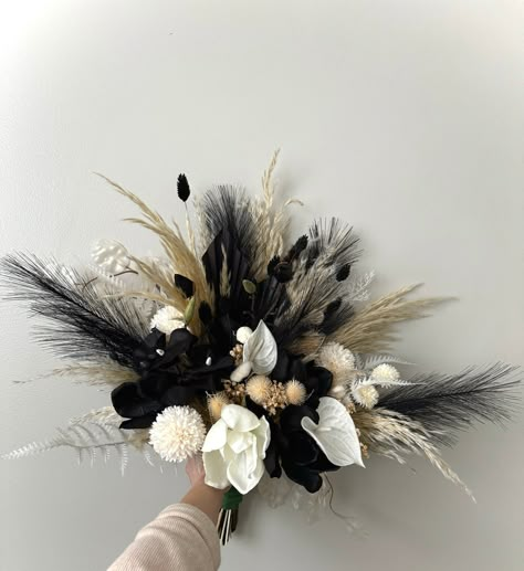 Black And White Wedding Bouquet, Black Rustic Wedding, White And Black Wedding, Black White Gold Wedding Theme, Black Wedding Flowers, Faux Flowers Wedding, Grass Centerpiece, Bridal Party Bouquets, Black And White Wedding Theme