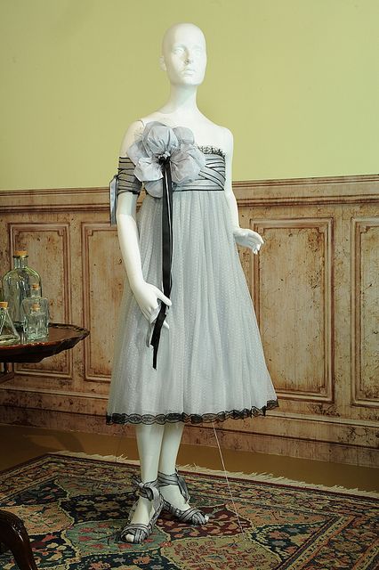 Worn by Mia Wasikowska as Alice in Tim Burton's Alice in Wonderland (2010) Colleen Atwood Alice In Wonderland, Alice In Wonderland Outfit, Colleen Atwood, Alice Costume, Alice Cosplay, Alice In Wonderland Dress, Gcse Textiles, Wonderland Dress, Diy Costumes Women