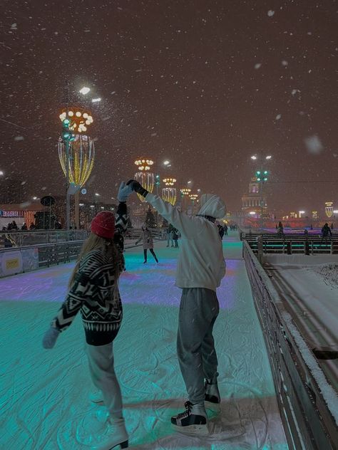 Cute Date Ideas, Shotting Photo, Aesthetic Couple, I Love Winter, Winter Love, Christmas Feeling, Winter Scenery, Christmas Couple, Winter Pictures