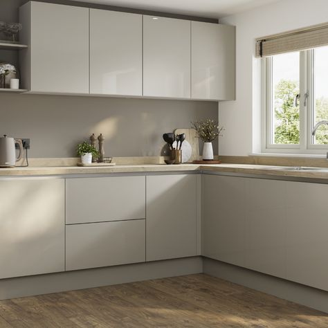 Oak Kitchen Flooring, Matt Kitchen Cabinets, Sandstone Kitchen, Kitchen Howdens, Greige Kitchen Cabinets, Küchen In U Form, Beige Kitchen Cabinets, Gloss Kitchen Cabinets, Greige Kitchen