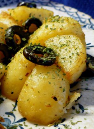 Portuguese Potatoes, Vegetarian Bake, Olive Recipes, Portuguese Cuisine, Roast Potatoes, Portuguese Recipes, Potato Dishes, Veggie Dishes, Vegetable Dishes