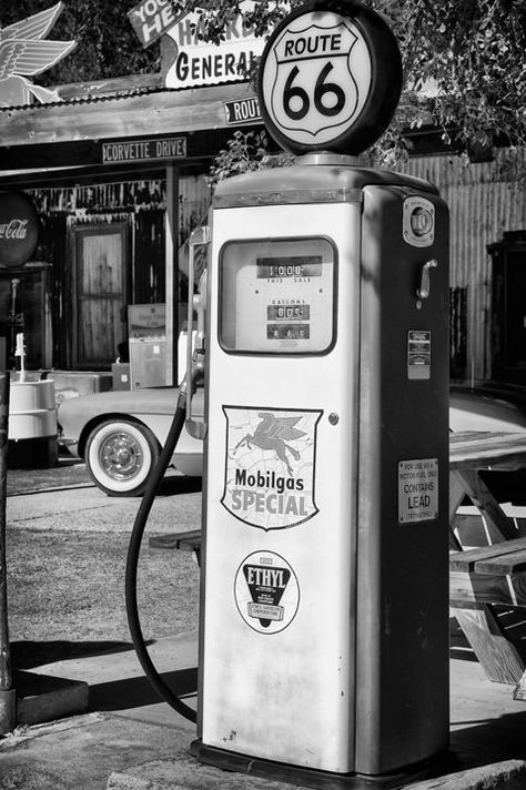 Barber Shop Vintage, Route 66 Arizona, Old Route 66, Cars Photography, Pompe A Essence, Cars Birthday Party Disney, Photography Black And White, Gas Stations, Gas Pumps