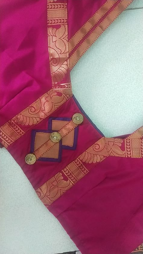 Border Blouse Designs, Blauj Design, Hari Priya, Modern Blouse Designs, Latest Blouse Neck Designs, Brocade Blouse Designs, Modern Blouse, Pattern Blouses, Back Neck Design