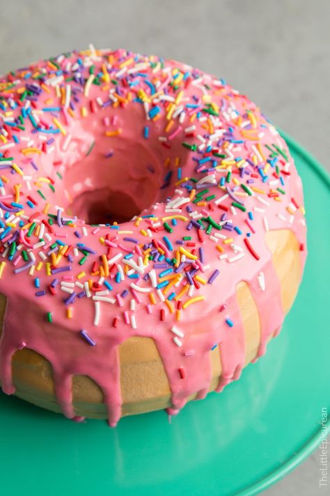 Giant Donut Cake, Cake With Sprinkles, Giant Donut, Donut Cake, Clean Eating Snacks, Easy Recipe, Appetizer, Sprinkles, Clean Eating