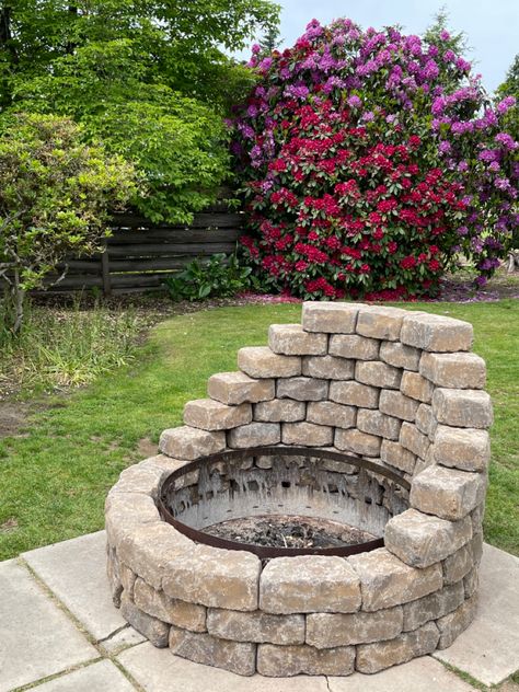 Landscape Fire Pit, Fire Pit Landscape, Fire Pit Ideas Backyard, Paver Fire Pit, Kitchen Backyard, Simple Deck, Outside Fire Pits, Brick Fire Pit, Fire Pit Ideas