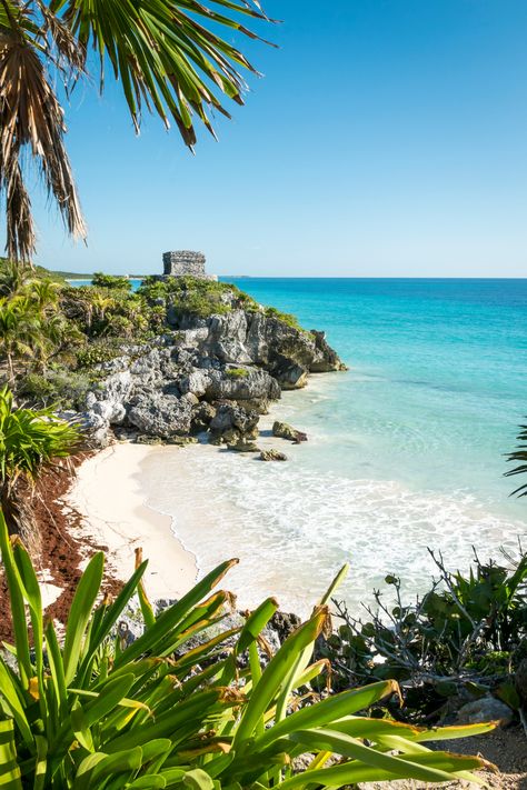 Imagen de las ruinas de Tulum Tulum Mexico Beach, Cenotes Tulum, Tulum Travel Guide, Mexico Beaches, Tulum Ruins, Tulum Travel, Mexico Travel Guides, Romantic Honeymoon Destinations, Tulum Beach