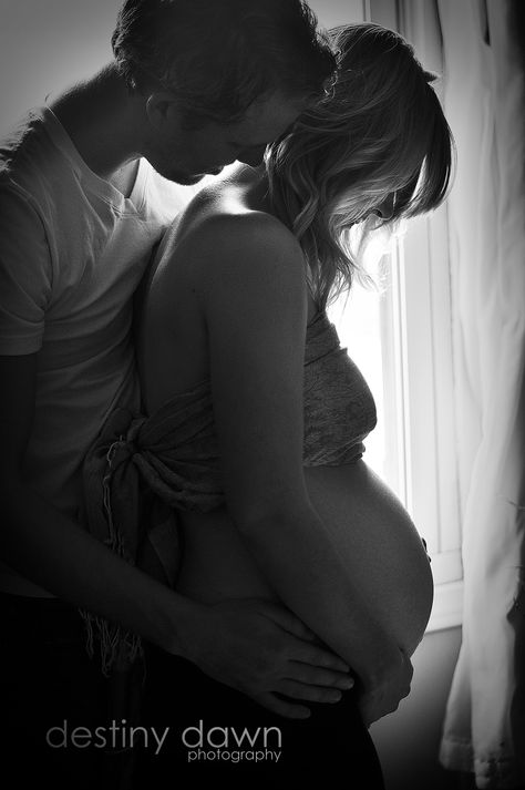 Beautiful Couple Maternity Shots, Pose Couple, Couple Maternity, Studio Maternity, Maternity Inspiration, Baby Mine, Pregnancy Photography, Hugging Couple, Maternity Pics