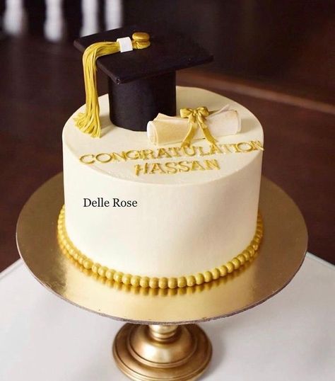 Mba Graduation Cake, Matriculation Cake Designs, Congratulations Graduate Cake, Graduation Bbq Party, Cake Congratulations, College Graduation Cakes, Cake Decorated With Fruit, Graduation Bbq, Farewell Cake