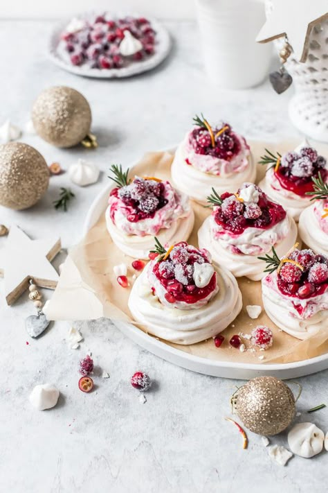 Mini meringues topped with light whipped cream, cranberry sauce and sparkling sugared cranberries. It doesn’t get more festive than this. By Emma Duckworth Bakes Cranberry Meringue, Mini Meringue Nests, Meringue Shells, Pavlova Nests, Meringue Nests, Cranberry Pavlova, Meringue Desserts Ideas, Merange Cookies Meringue, Christmas Meringue