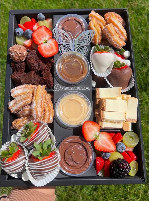 Strawberry Dessert Box, Food Selling Ideas Business, Chocolate Strawberry Cups, Dessert To Sell Ideas, Dessert Gift Box Ideas, Dessert Box Ideas, Snacks To Sell, Desserts To Sell, Food To Sell