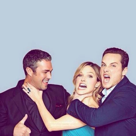 ❤️ One Chicago 💙 Worldwide 🧡 on Instagram: “🧡 💙 👊🏻 💪🏻 😂 #onechicago #onechicagofamily #onechicagoworld #chihards #wolfentertainment #nbc #tb #throwback #bts #behindthescenes…” Chicago Crossover, Jesse Lee Soffer, Taylor Kinney Chicago Fire, Erin Lindsay, Chicago Justice, Tracy Spiridakos, Jesse Lee, Chicago Family, Taylor Kinney