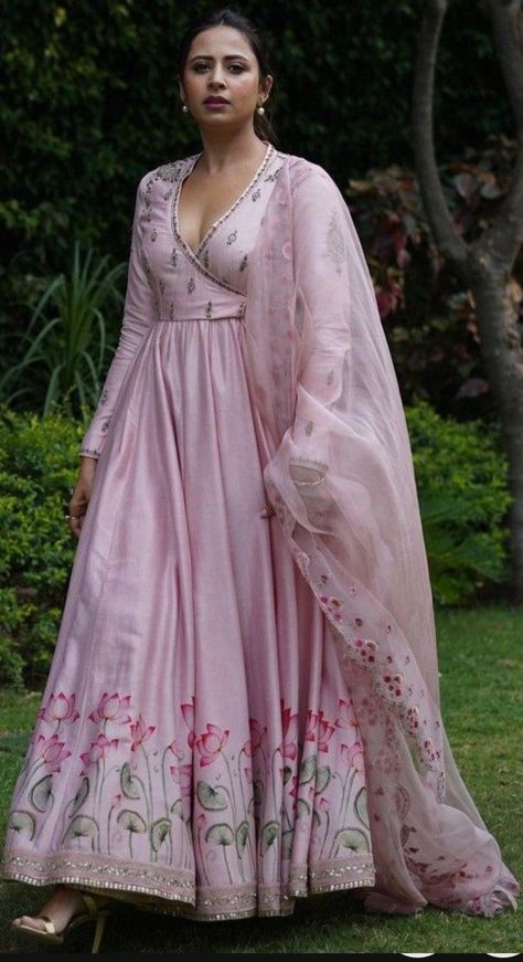 Gowns Dresses Indian, Sargun Mehta, Anarkali Designs, Designer Dresses Elegant, Designer Anarkali Dresses, Long Gown Design, Indian Bride Outfits, Anarkali Dress Pattern, Simple Gowns