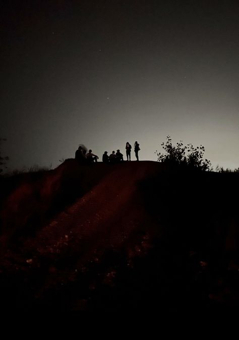 Friend Group Silhouette, Teen Drama Aesthetic, Sneak Out, 50s Aesthetic Wallpaper, Hanging Out At Night, Hanging Out Aesthetic, Sneaking Out, Sneaking Out Aesthetic, Friend Group Aesthetic