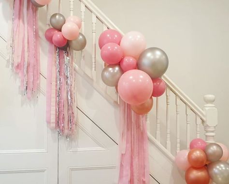 Stair Decorating Ideas For Party, Birthday Stairs Decoration, Balloons On Stairs, Balloon Display Ideas, Balloon Displays, Balloon Ceiling, Birthday Decorations At Home, Balloons Decoration, Ideas Fiesta