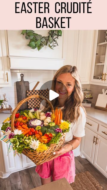 Leanna Laming on Instagram: "EASTER Crudité Basket 🐣🐰🥕⬇️

Add this to your an Easter menu!! Such a fun and easy idea and will also look so pretty on your table! 🥕🐰 Comment BASKET and I’ll send you the link to everything I used and all my helpful tips to make this at home!🙌

Note: these flowers aren’t edible 🤪

#easterdecor #charcuterieboard #charcuteriebasket #easterbasket #cookingvideo #quickrecipes #recipeideas #easymeals #recipevideo #goodmoodfood #easyrecipes #foodie #foodblogger #foodphotography #foodreels #instafood #betterhomesandgardens #mybhg #mybhghome #bhghowiholiday #bhgholiday  #foodreels  #ltkhome" Easter Veggie Tray Ideas, Easter Lunch Ideas, Veggie Basket, Easter Brunch Ideas, Food Baskets, Easter Food Crafts, Easter Party Food, Tea Time Party, Crudite Platter