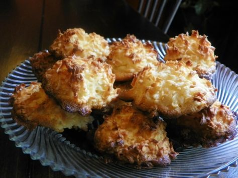 Cocadas are a typical coconut candy or cookie that is served in Mexico, Brazil and over much of Latin America. They are oven baked but are served at room temperature to obtain their chewy and soft texture. Made with egg and shredded coconut, cocadas come in a variety of colors due to the modern use of food coloring, but the traditional ones are golden brown. They are often garnished with almonds, either whole or chopped. There are hundreds of recipes for cocadas which range in texture from t... Bolivian Cuisine, Bolivian Food, South American Recipes, Latin American Recipes, Coconut Candy, Potluck Recipes, Latin Food, American Food, Shredded Coconut