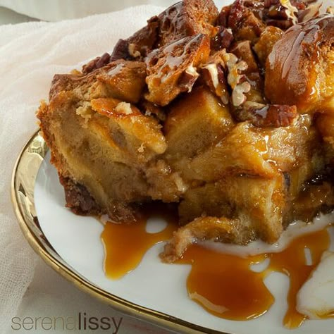 Pecan Pie Bread Pudding Pecan Pie Bread Pudding Recipe, Pecan Pie Bread, Maple Glazed Sweet Potatoes, Pecan Pie Bread Pudding, Pecan Pie Easy, Bread Pudding Recipe, Brunch Dishes, Toasted Walnuts, Delicious Bread