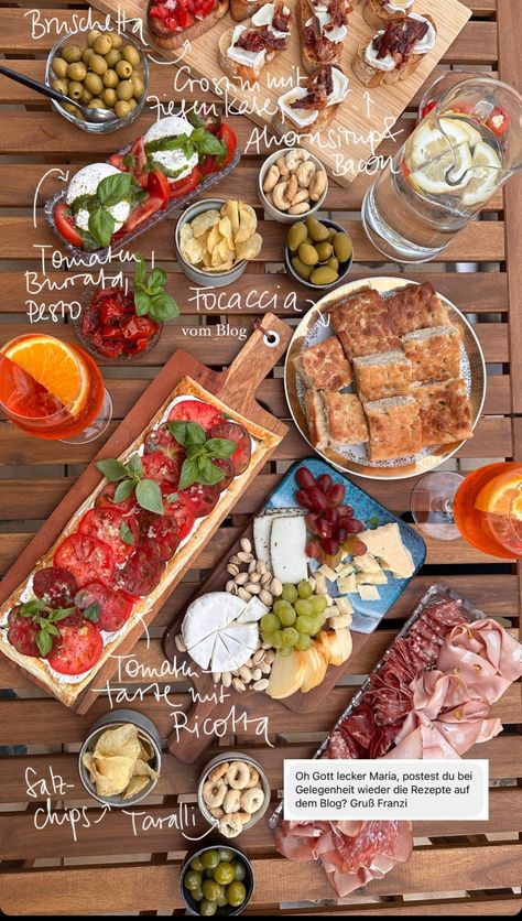 Swedish Table Food Ideas, Home Dinner Birthday Party, Italian Food Birthday Party Ideas, Summer Wedding Dinner Menu Ideas, Italian Food Birthday Party, Summer Dinner Party Aesthetic Food, Italian Food Ideas Parties, Italian Salad Aesthetic, Martha Stewart Dinner Party