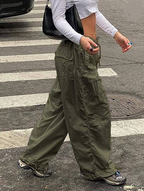 Brown Cargo Pants Outfit Women, Brown Cargo Pants Outfit, Cargo Pants Women Baggy, Parachute Pants Outfit, Baggy Pants Outfit, Brown Pants Outfit, Green Pants Outfit, Y2k Trousers, Cargo Pants Outfit Women