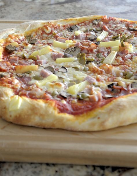 This no knead Food Processor Pizza Dough recipe has just become my new go to pizza dough recipe! via @thewineloverski Homemade Hawaiian Pizza, Food Processor Pizza Dough, Ninja Food Processor, Food Processor Uses, Processor Recipes, Yeast Recipes, Making Sourdough Bread, Nanaimo Bars, Butter Tarts