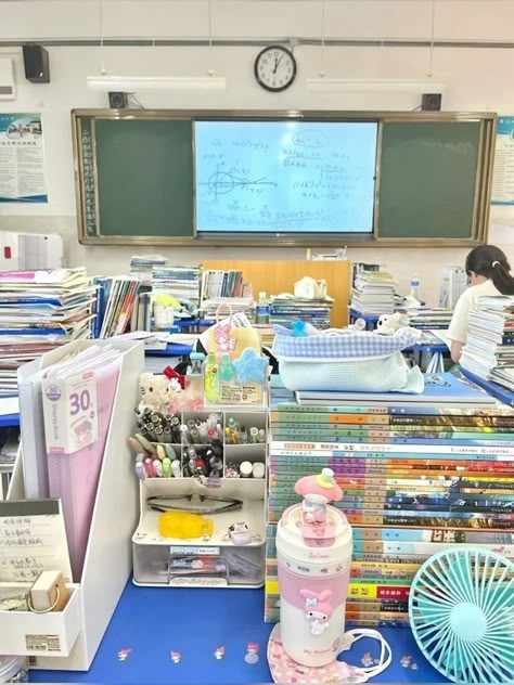 Chinese School Desk, School Desk Setup, Korean School Life, China High School, School Desk Decor, School Classroom Aesthetic, Aesthetic Classroom Decor, Chinese Classroom, China School