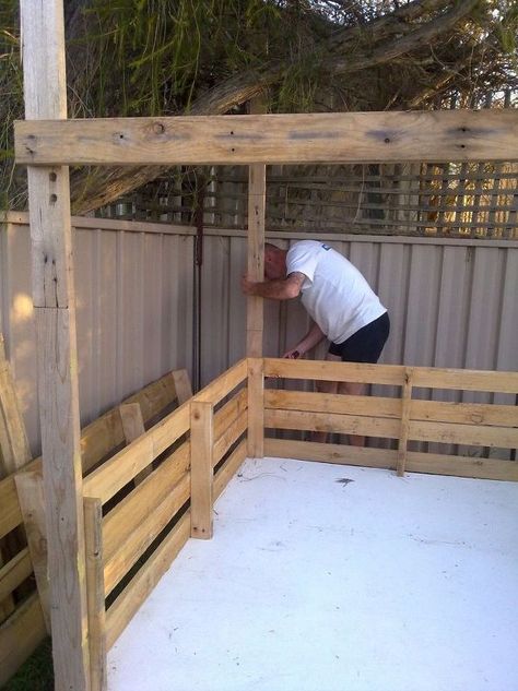 Pallets Bed, Diy Cubby, Cheap Privacy Fence, Cubby House Ideas, Stepping Stone Walkways, Affordable Backyard Ideas, Large Backyard Landscaping, Patio Privacy Screen, Cubby House