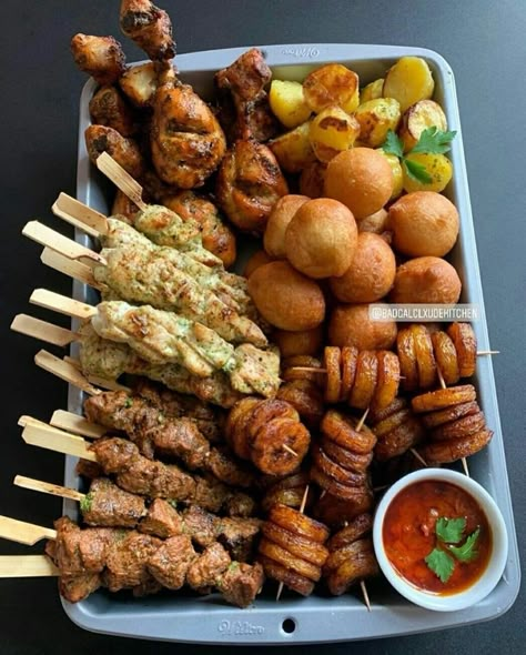 Nigerian Buffet Food, Brazilian Birthday Party, Mini Buffet Ideas, Small Chops Package Ideas, African Finger Food, African Party Food, African Brunch, Cocktail Party Food Ideas, African Catering