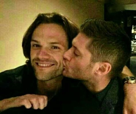 J2 / WINCEST - DEAN & SAM WINCHESTER (Jensen Ackles & Jared Padalecki) - Kiss Jared Padalecki Brother, Supernatural Ships, Jensen Ackles Supernatural, Jensen And Misha, Supernatural Pictures, Supernatural Jensen, Winchester Supernatural, Supernatural Tv Show, Sam Dean