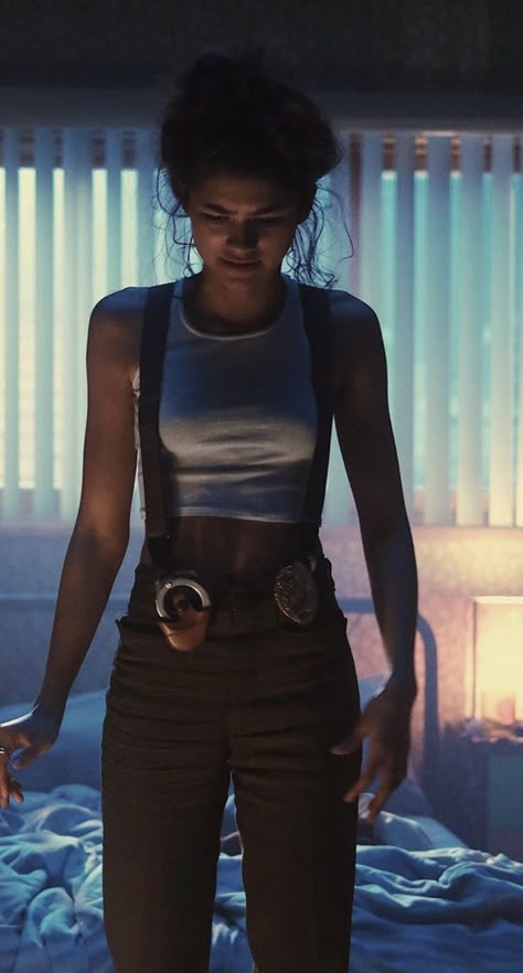 detective rue from euphoria Mode Zendaya, Estilo Zendaya, Detective Outfit, Euphoria Clothing, Euphoria Outfits, Rue Bennett, Euphoria Aesthetic, Euphoria Fashion, Zendaya Outfits