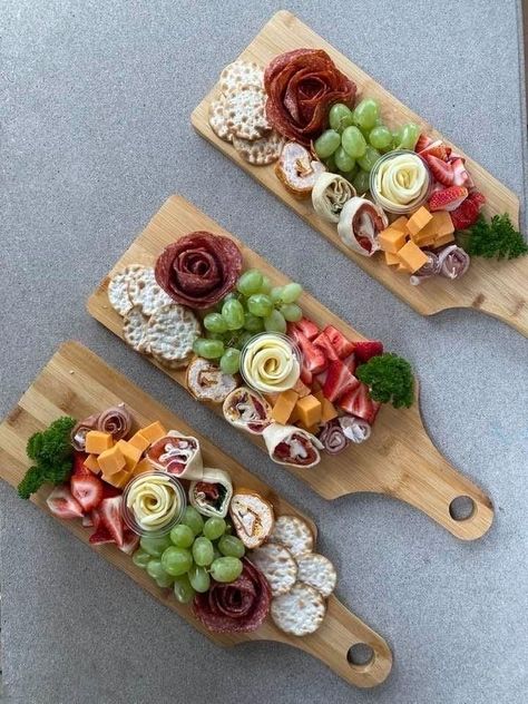 Charcuterie Board Meats, Charcuterie Gifts, Party Food Buffet, Charcuterie Platter, Charcuterie Inspiration, Charcuterie Cheese, Party Food Platters, Charcuterie And Cheese Board, Charcuterie Recipes