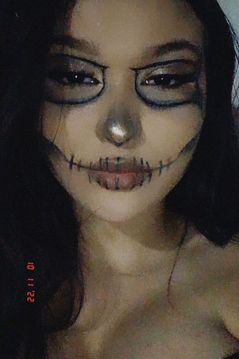 Halloween Cute Makeup, Caveira Halloween, Halloween Caveira, Halloween Makeup Clown, Fashion Outfits Summer, Holloween Makeup, Vampire Bride, Cute Halloween Makeup, Cool Halloween Makeup