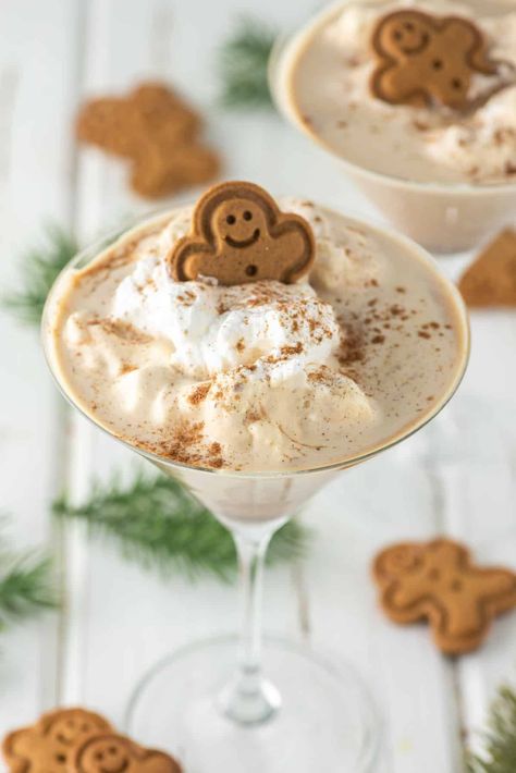 With gingerbread syrup, Baileys, vodka and cream, this gingerbread martini tastes like the famous cookie in cocktail form. #gingerbreadmartini #martini #holidaycocktail | chiselandfork.com Gingerbread Cookie Cake, Gingerbread Martini Recipe, Gingerbread Martini, Holiday Martinis, Gingerbread Recipes, Xmas Drinks, Gingerbread Syrup, Martini Recipe, Christmas Foods