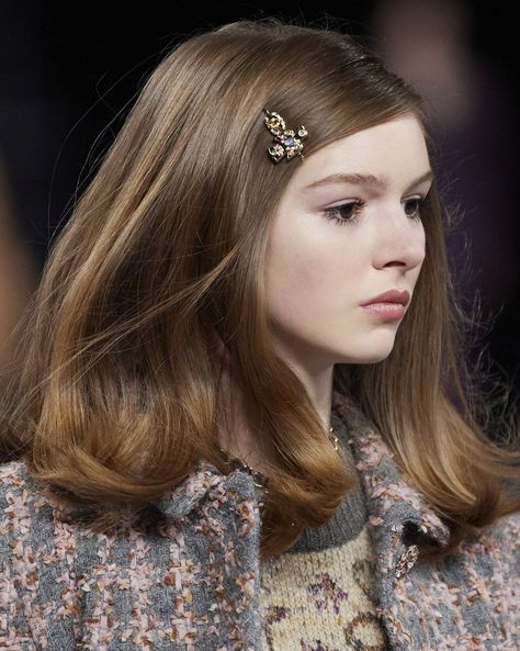 Autumn 2022 hair trends Autumn 2024 Hair Trends, Spring Hair Trends, Fashion Week Hair, Autumn Accessories, Pink Autumn, Girly Hair, Autumn 2022, Wedding Hair Inspiration, Glitter Glue