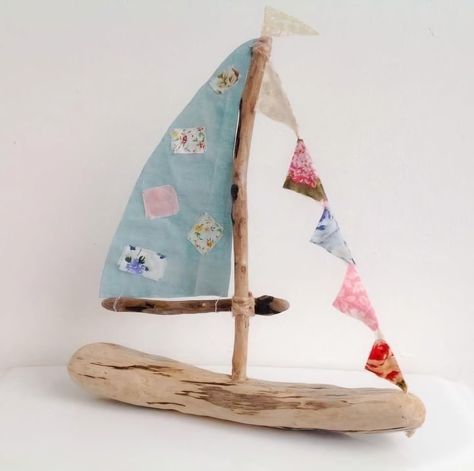 Sailboat Craft, Driftwood Boats, Boat Crafts, Sea Glass Ideas, Driftwood Art Diy, Nautical Crafts, Driftwood Projects, Beach Fabric, Clear Glue